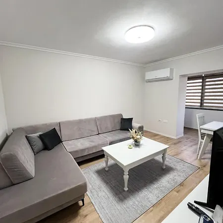 Apartman Komuna Parisit New Tirana