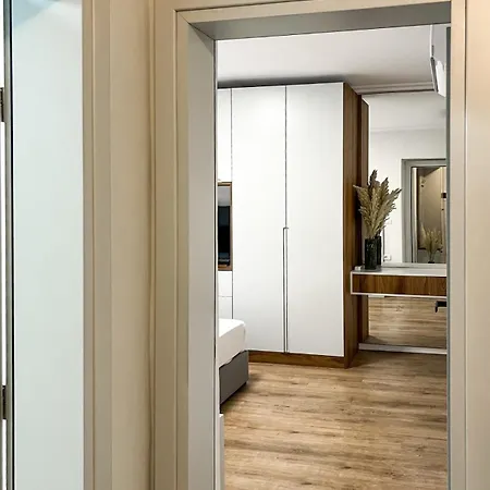 Komuna Parisit New Apartment