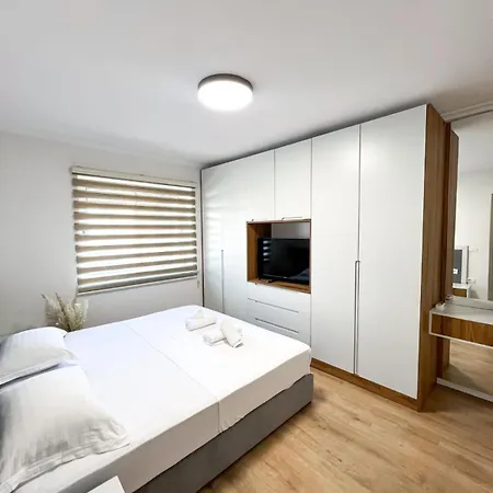 Apartment Komuna Parisit New *