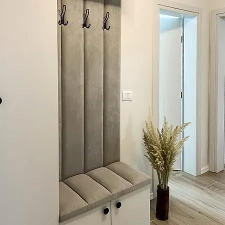 Komuna Parisit New * Tirana