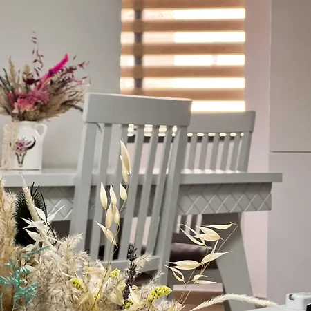 Komuna Parisit New * Tirana