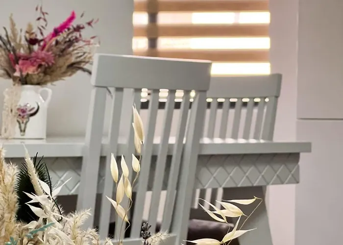 Komuna Parisit New * ティラナ