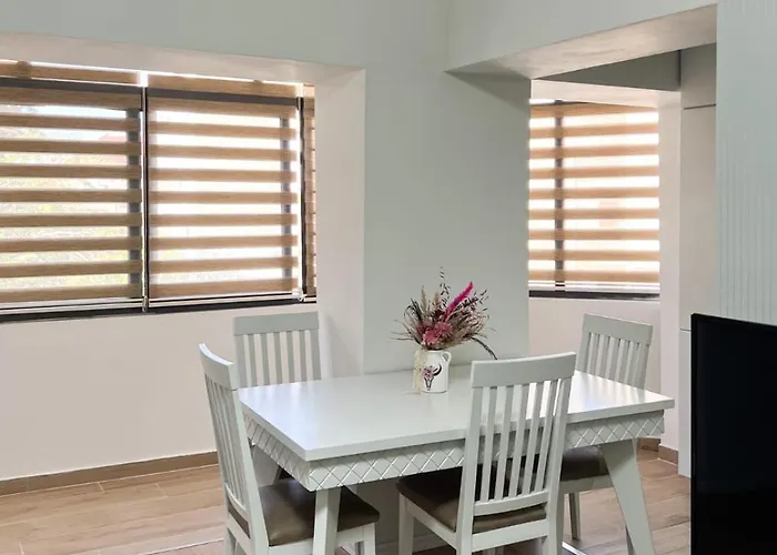 Komuna Parisit New * Tirana